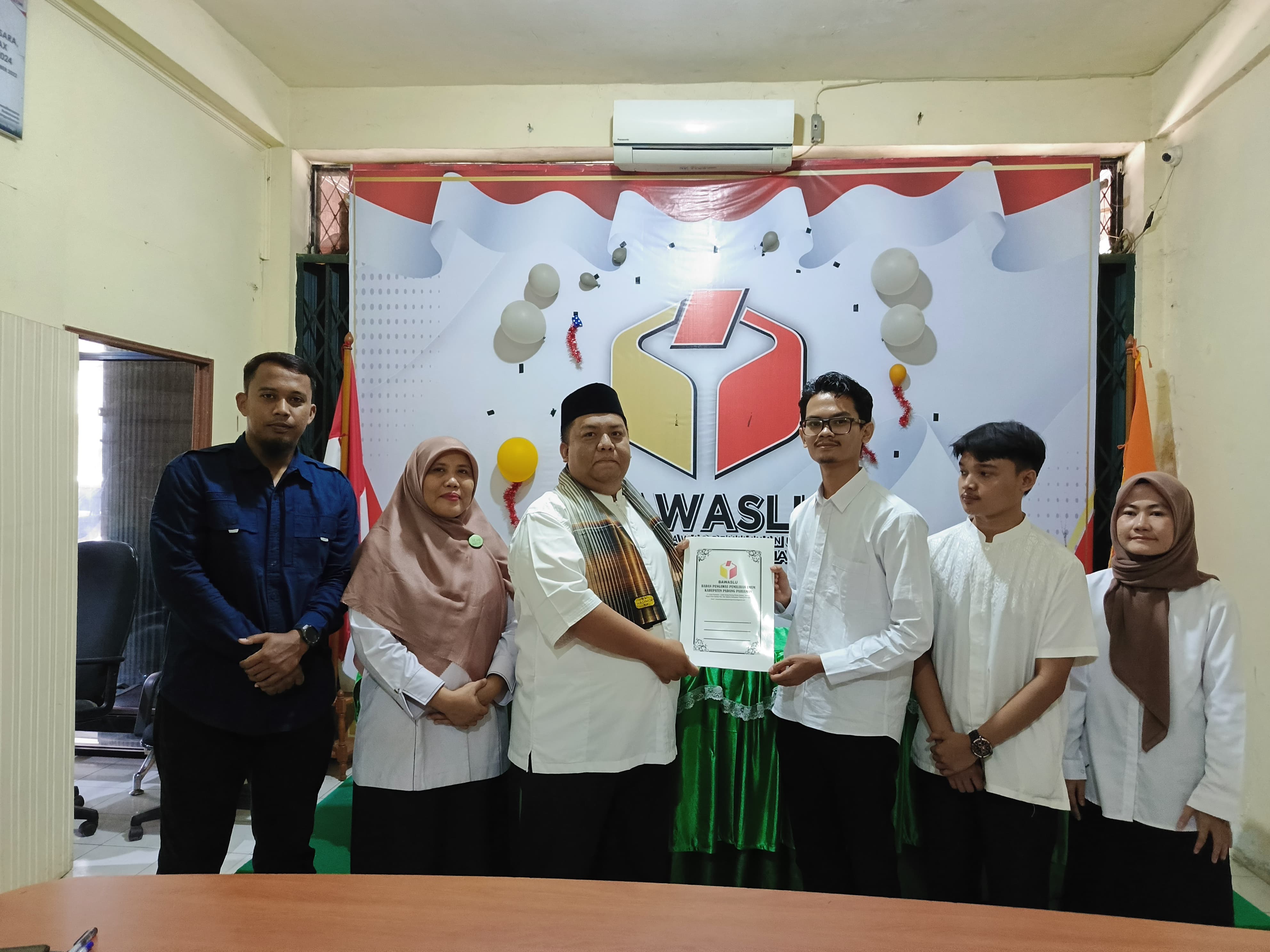 Serah Terima Pakta Integritas antara Pimpinan Bawaslu Kabupaten Padang Pariaman Dengan 3 CPNS Baru TA 2024
