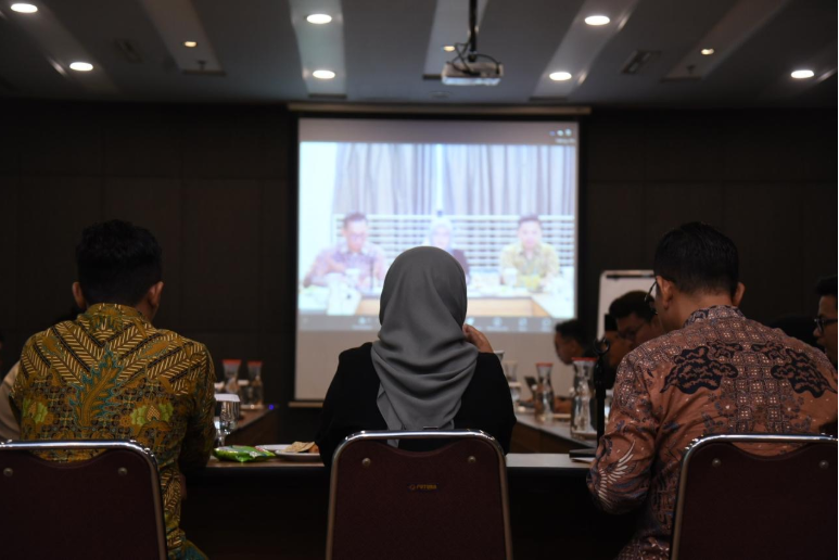 Anggota Bawaslu Lolly Suhenty saat memberi arahan dalam Koordinasi Kerja Sama dan Hubungan Antarlembaga dalam Rangka Penguatan Training of Trainer Pendidikan Pengawas Partisipatif secara hybrid di Jakarta, Kamis (19/06/2025).