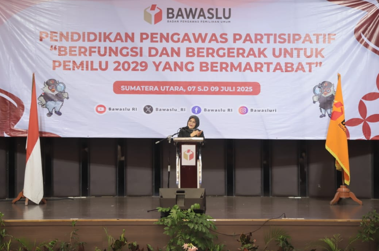 Anggota Bawaslu Lolly Suhenty saat membuka Kick-Off P2P dengan tema 'Berfungsi dan Bergerak untuk Pemilu 2029 yang Bermartabat' pada Senin (7/7/2025)/Foto: Publikasi dan Pemberitaan Bawaslu