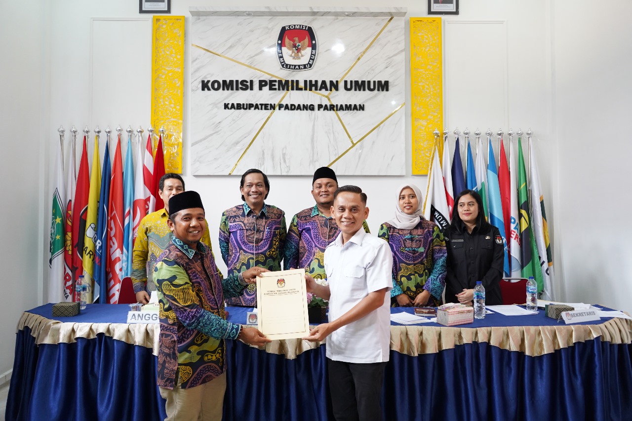 Penyerahan Berita Acara Rapat Pleno Terbuka PDPB Triwulan II kepada Bawaslu Padang Pariaman