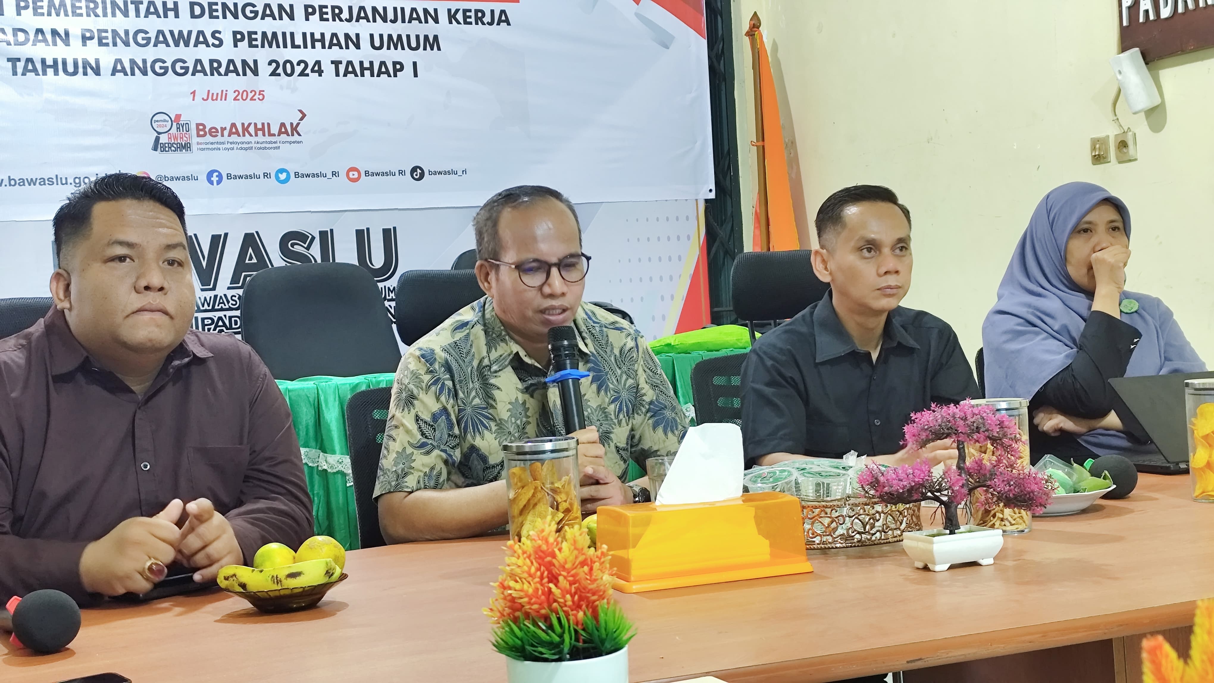 Anggota Bawaslu Provinsi Sumbar, Vifner saat memaparkan materi tentang penanganan pelanggaran yang digelar oleh Bawaslu Padang Pariaman