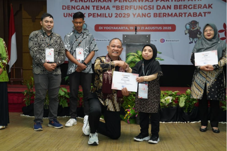 Anggota Bawaslu Totok Hariyono saat menutup kegiatan Pendidikan Pengawasan Partisipatif (P2P) bertema 'Berfungsi dan Bergerak untuk Pemilu 2029 di Yogyakarta, Kamis (21/8/2025).