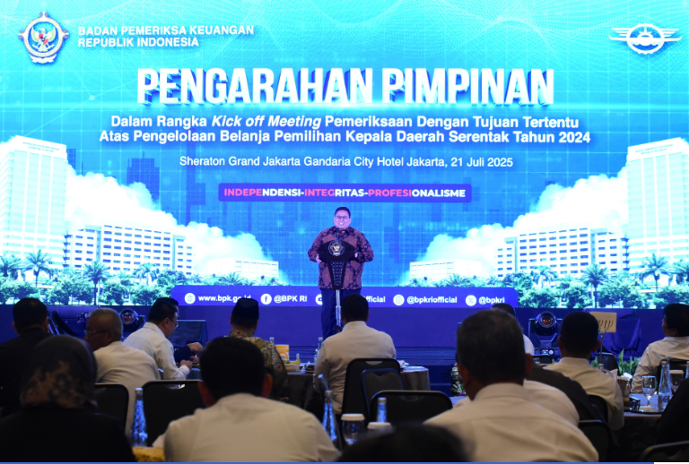 Ketua Bawaslu Rahmat Bagja saat memberikan sambutan di acara Kick Off Meeting Pemeriksaan Dengan Tujuan Dengan Tujuan Tertentu Atas Pengelolaan Belanja Pemilihan Kepala Daerah Serentak Tahun 2024, yang diselenggarakan oleh BPK di Jakarta, Senin (21/7/2025)/Foto: Publikasi dan Pemberitaan Bawaslu