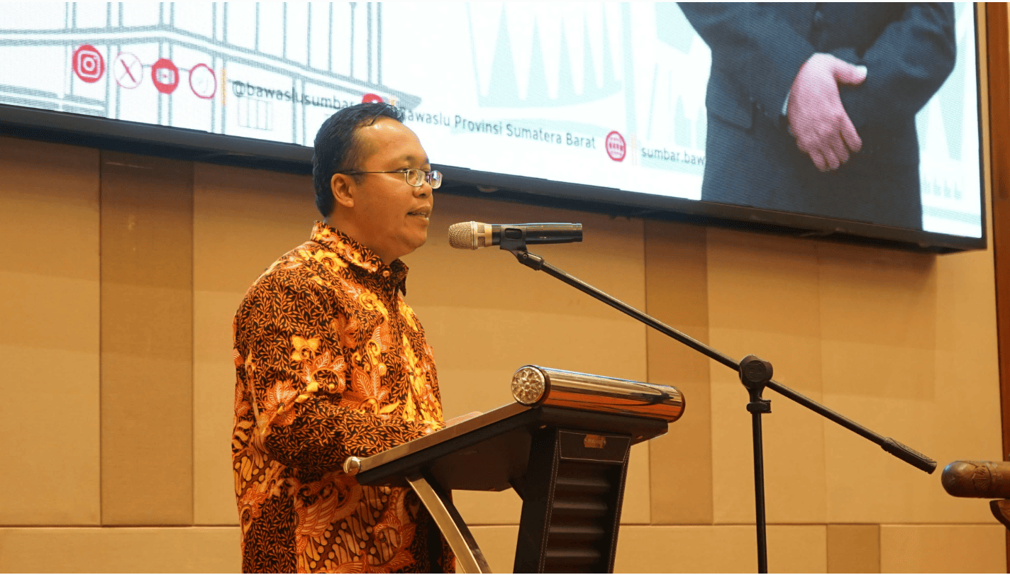 Ketua Bawaslu Sumbar, Alni, S.H., M.Kn saat menyampaikan sambutan pada kegiatan "Bawaslu Sumbar Mendengar” di ZHM Premiere Padang, Sabtu (2/8/2025)
