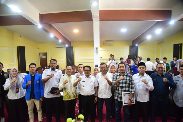Foto bersama “Rekonstruksi Kewenangan Bawaslu dalam Pengawasan dan Penegakan Hukum Pemilu Nasional dan Pemilu Lokal Pasca Putusan Mahkamah Konstitusi Nomor 135/PUU-XXII/2024”, yang digelar oleh Bawaslu Padangpariaman di Grand Buana Lestari, Rabu (06/08).