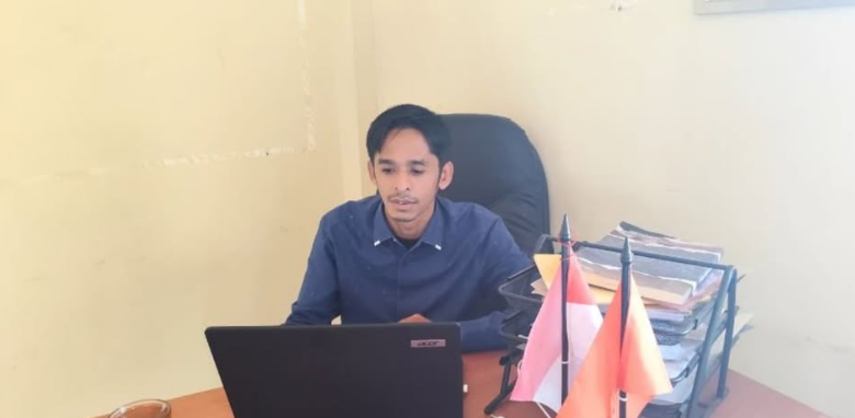 Koordinator Divisi HPPH Bawaslu Padang Pariaman , Indra Gunawan Saat Sedang Melakukan Zoom Meeting Terkait Pengisian Alat Kerja Pengawasan