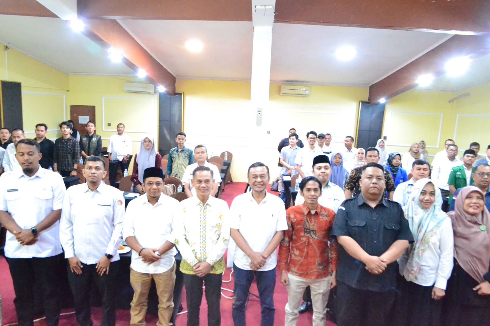 Foto Bersama Kegiatan Penguatan Kelembagaan Pengawas Pemilu oleh Bawaslu Padang Pariaman di Grand Buana Lestari, 06/08/2025