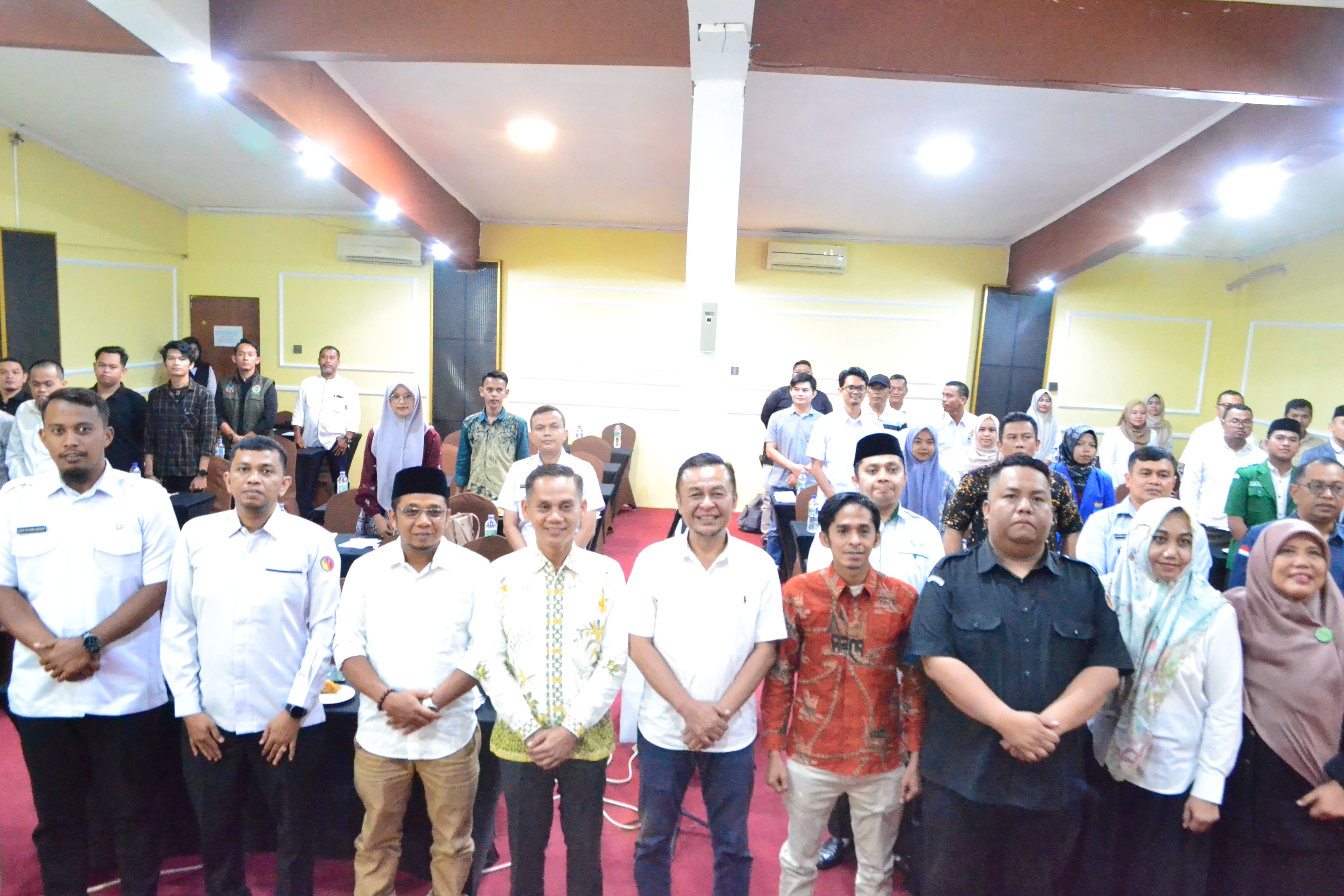 Ketua, Anggota serta Sekretaris Bawaslu Padang Pariaman bersama Komisioner Bawaslu Sumbar, narasumber dan peserta diskusi rekonstruksi kewenangan Bawaslu pasca Putusan MK, di Hotel Grand Buana Lestari, kemarin. (Foto: Bawaslu Padang Pariaman)