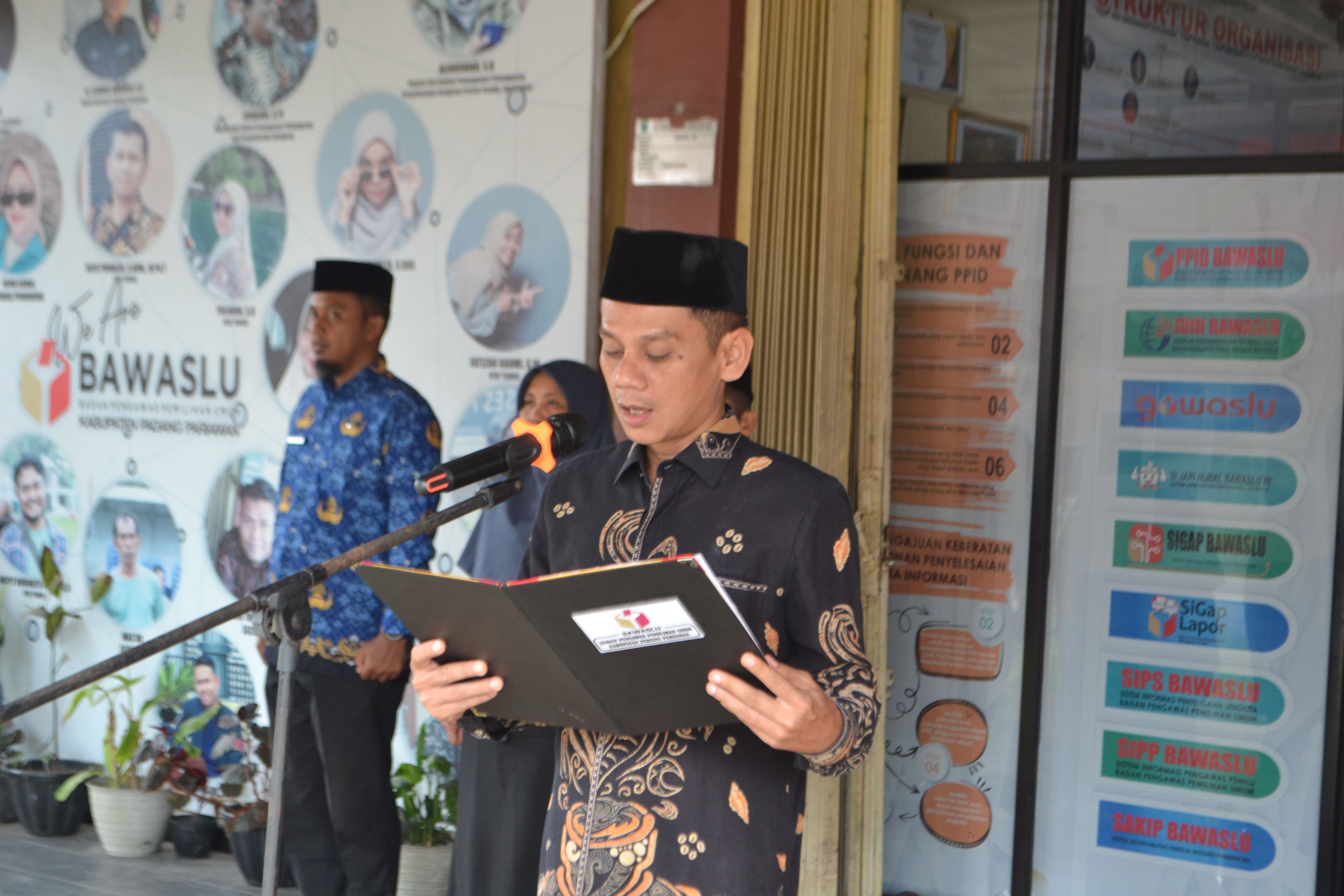 Ketua Bawaslu padang Pariaman, Azwar Mardin saat menjadi inspektur Upacara Peringatan HUT RI ke-80 di Kantor Bawaslu Padang Pariaman