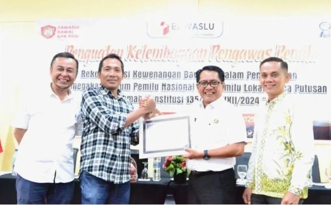 Bupati Padang Pariaman , John Kenedy Azis saat menyerahkan piagam penghargaan ke salah satu narasumber , Rodi Chandra saat kegiatan "Bawaslu Padang Pariaman Mendengar",didampingi Anggota Bawaslu Sumbar, Benny Azis dan Ketua Bawaslu Padang Pariaman, Azwar Mardin. Rabu (6/8/2025) Rabu (6/8/2025)