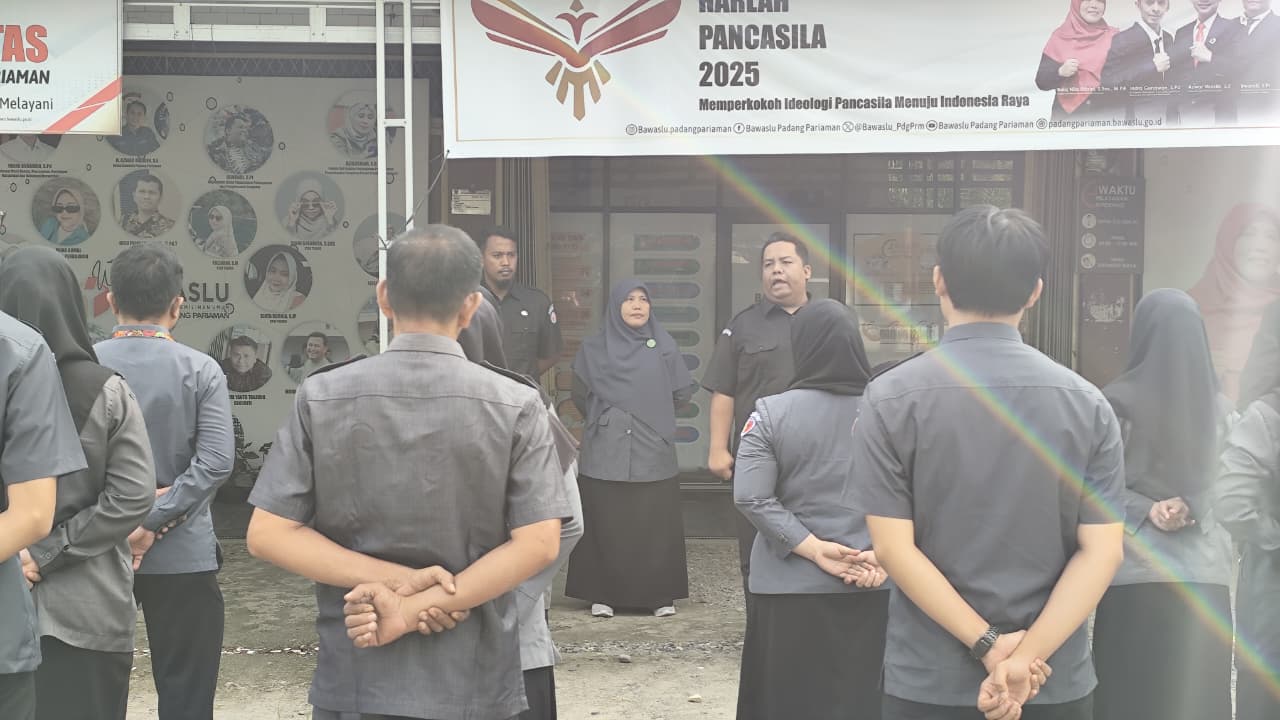 Anggota Bawaslu Padang Pariaman, Irwandi saat memimpin apel rutin Bawaslu Padang Pariaman tanggal 28 Juli 2025