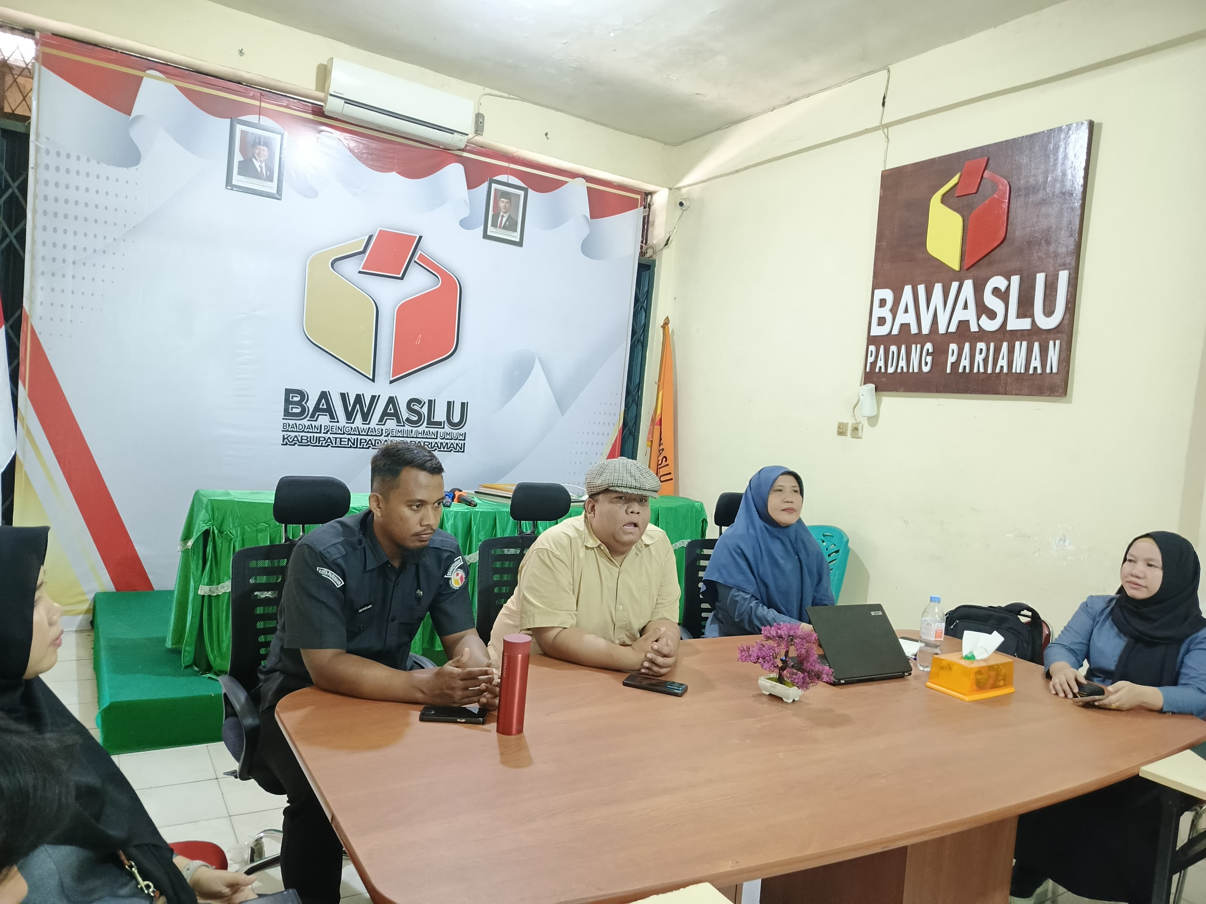 Rapat Persiapan Bawaslu Padang Pariaman Mendengar Di Ruang Rapat Kantor Setempat, 04/08/2025