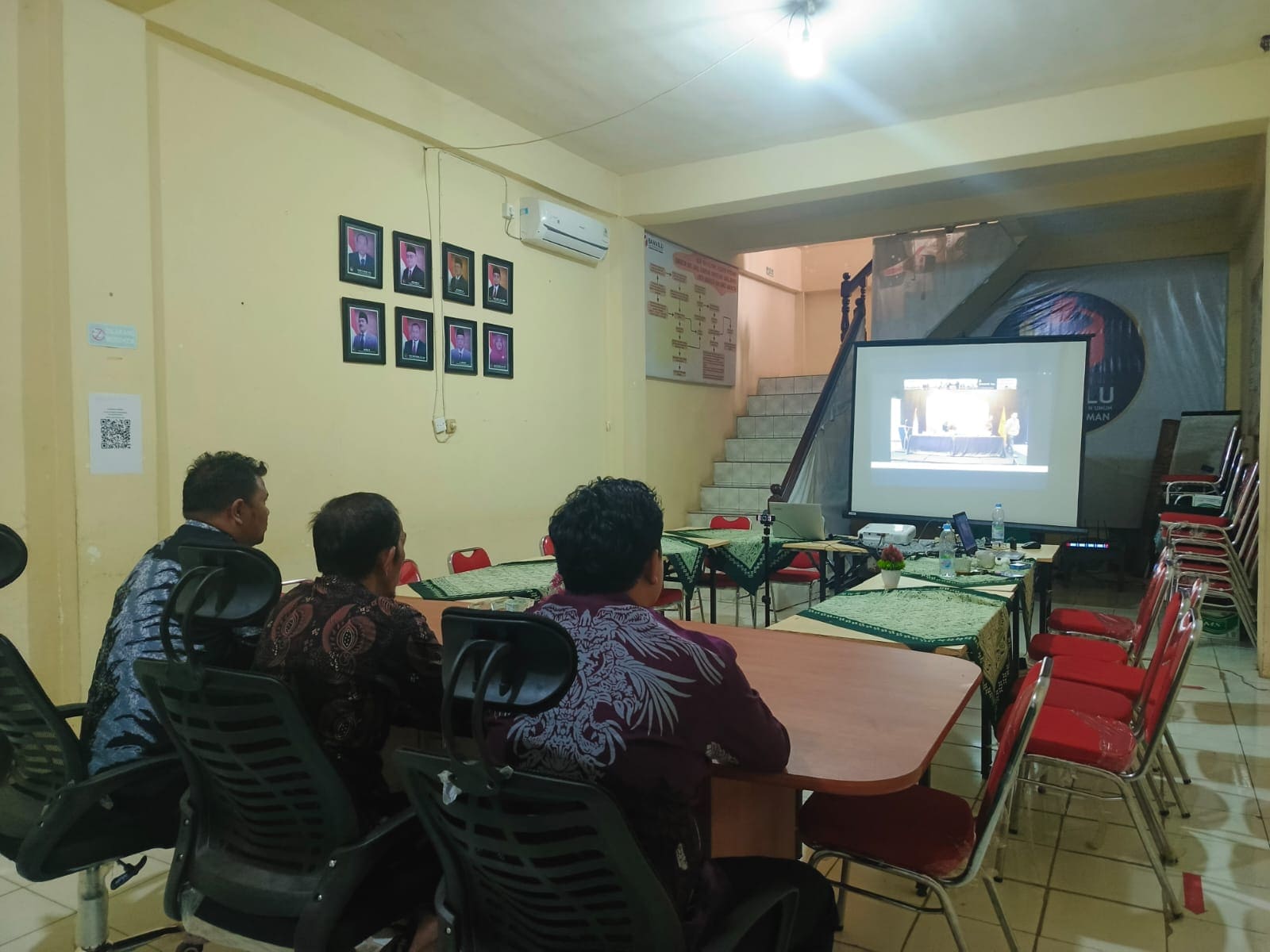 Lima orang Pegawai Pemerintah dengan Perjanjian Kerja (PPPK) Bawaslu Kabupaten Padang Pariaman mengikuti kegiatan Kick Off Oreintasi PPPK Bawaslu Tahun 2025 yang dilakukan secara daring, Kamis (21/8/2025), 2 diantaranya mengikuti di tempat berbeda.