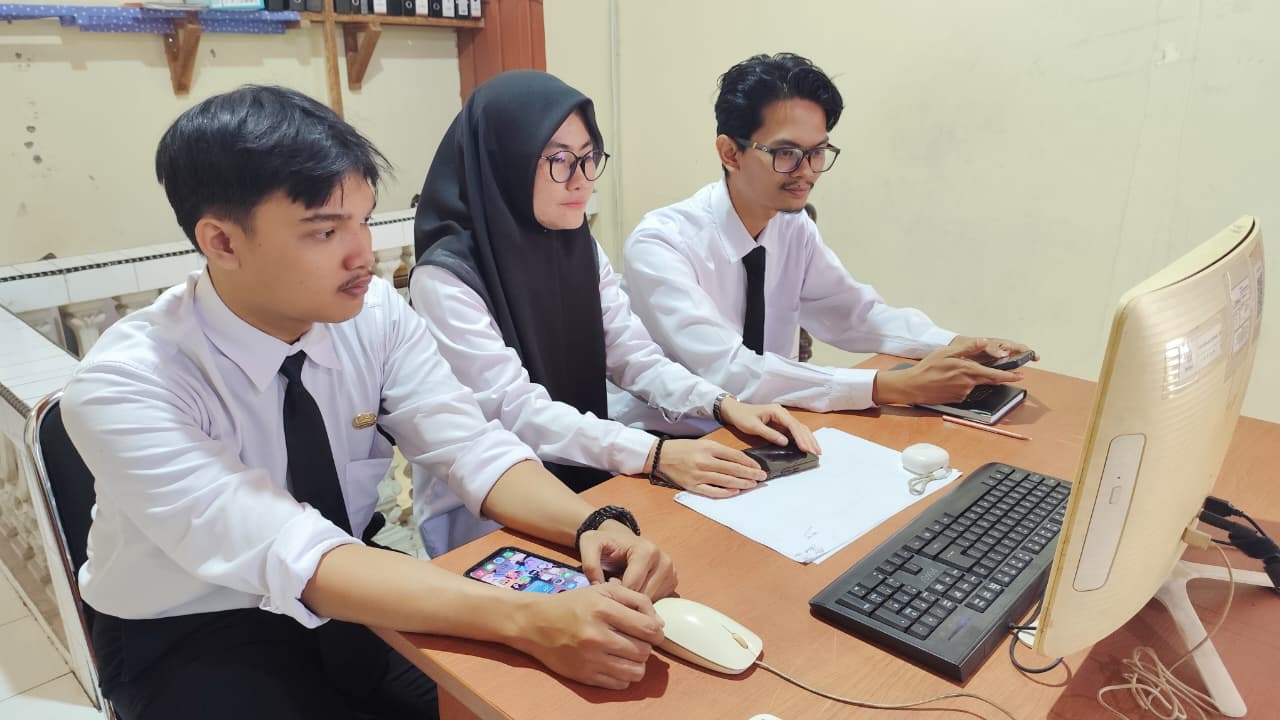 Tiga Calon Pegawai Negeri Sipil (CPNS) Bawaslu Kabupaten Padang Pariaman mengikuti kegiatan Pembukaan Latihan Dasar (Latsar) CPNS Bawaslu Tahun 2025 Angkatan 1 hingga 24 yang digelar secara daring, Senin (25/8/2025).  