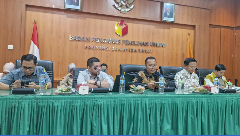 Bawaslu Kabupaten Padang Pariaman menghadiri kegiatan “Evaluasi Pelaksanaan Saka Adhyasta Pemilu dalam Rangka Penguatan Kelembagaan Bawaslu Kabupaten/Kota se-Sumatera Barat” yang digelar di Ruang Sidang Bawaslu Provinsi Sumatera Barat pada Kamis, (04/09). 