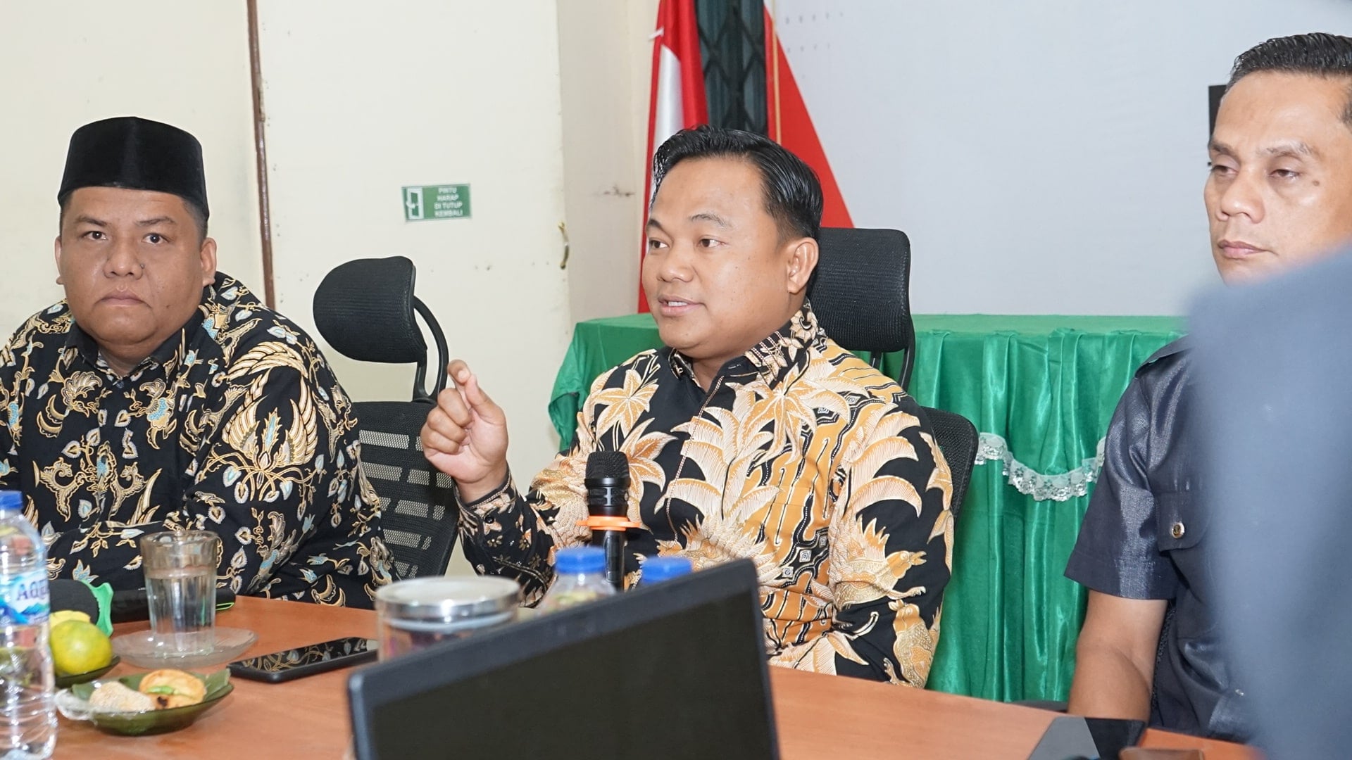 Anggota Bawaslu Sumbar, Khadafi saat memberikan arahan pada kegiatan "Penguatan Kelembagaan Strategi Komunikasi dan Pembangunan Citra Publik Melalui Kehumasan" di Bawaslu Kabupaten Padang Pariaman, Senin, 29/9/2025