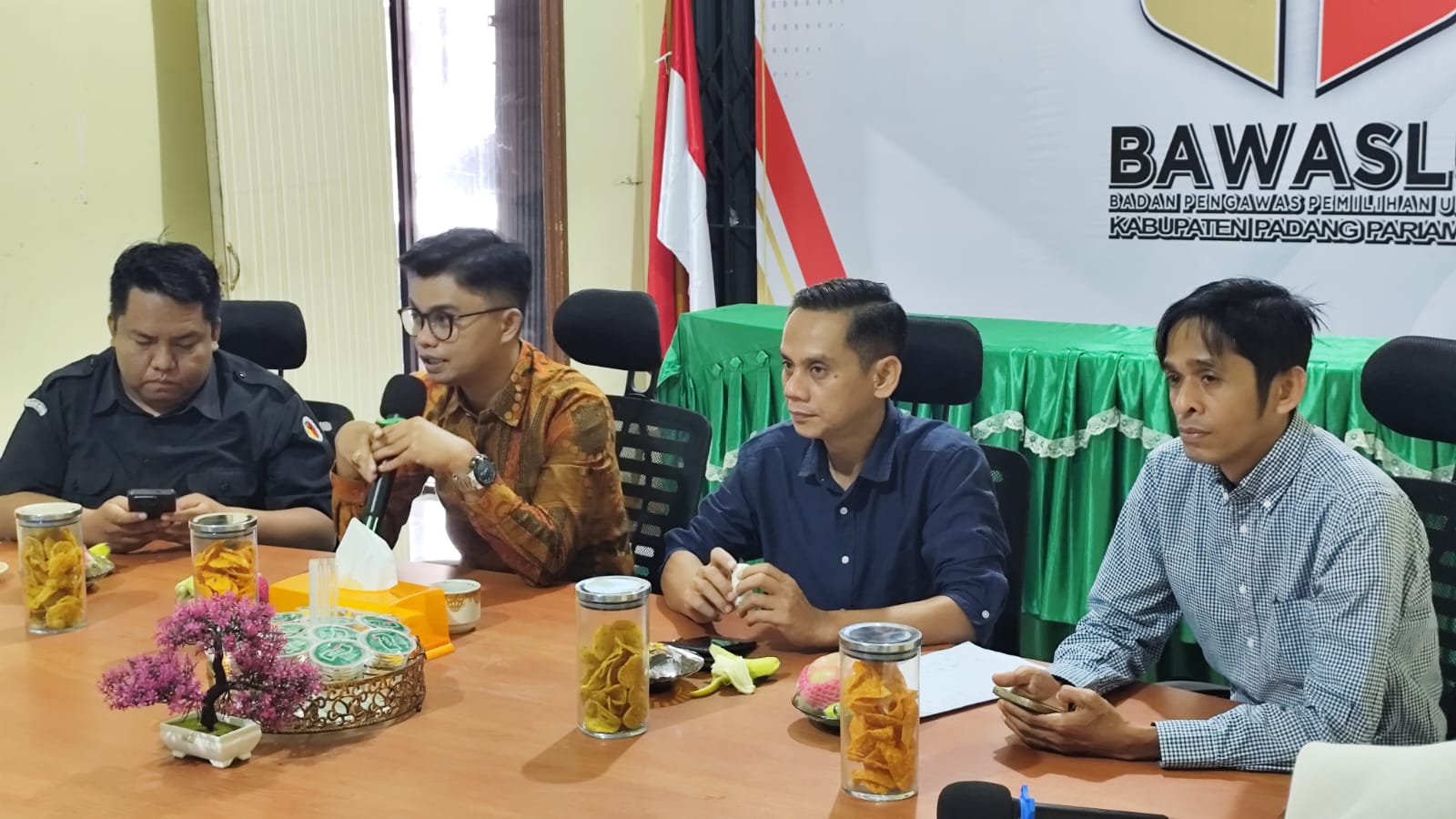 Anggota Bawaslu Sumbar, Febrian Bartez saat memberikan materi pada Rapat Penguatan Kelembagaan Sumber Daya Manusia Terkait Survey Kepuasan Masyarakat Terhadap Kinerja Bawaslu Kabupaten Padang Pariaman 