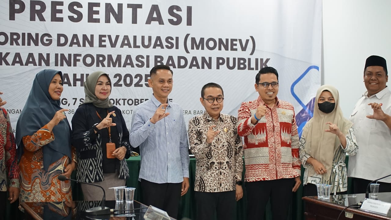 Foto Bersama Setelah Presentasi Emonev KIP Oleh Bawaslu Padang Pariaman, Kamis , 16/10/2025