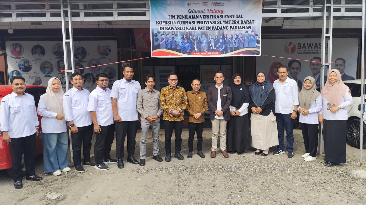 Foto Bersama Saat Verifikasi Faktual Emonev KIP Tahun 2025 di Bawaslu Padang Pariaman