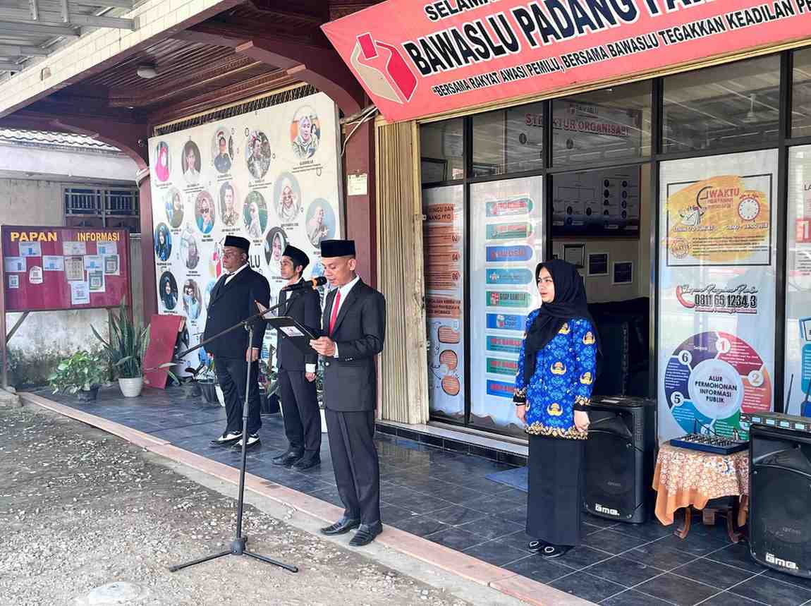 Ketua Bawaslu Padang Pariaman, Azwar Mardin saat menjadi pembina Upacara Hari Kesaktian Pancasila, 1/10/2025