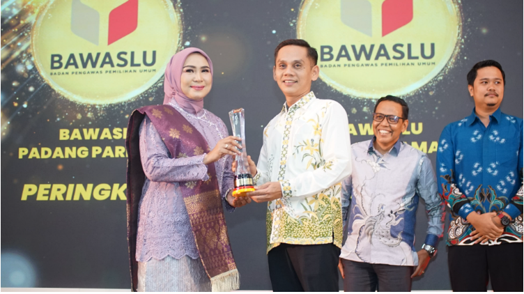 Ketua Bawaslu Padang Pariaman , Azwar Mardin Saat Menerima Penghargaan dari KI Sumbar