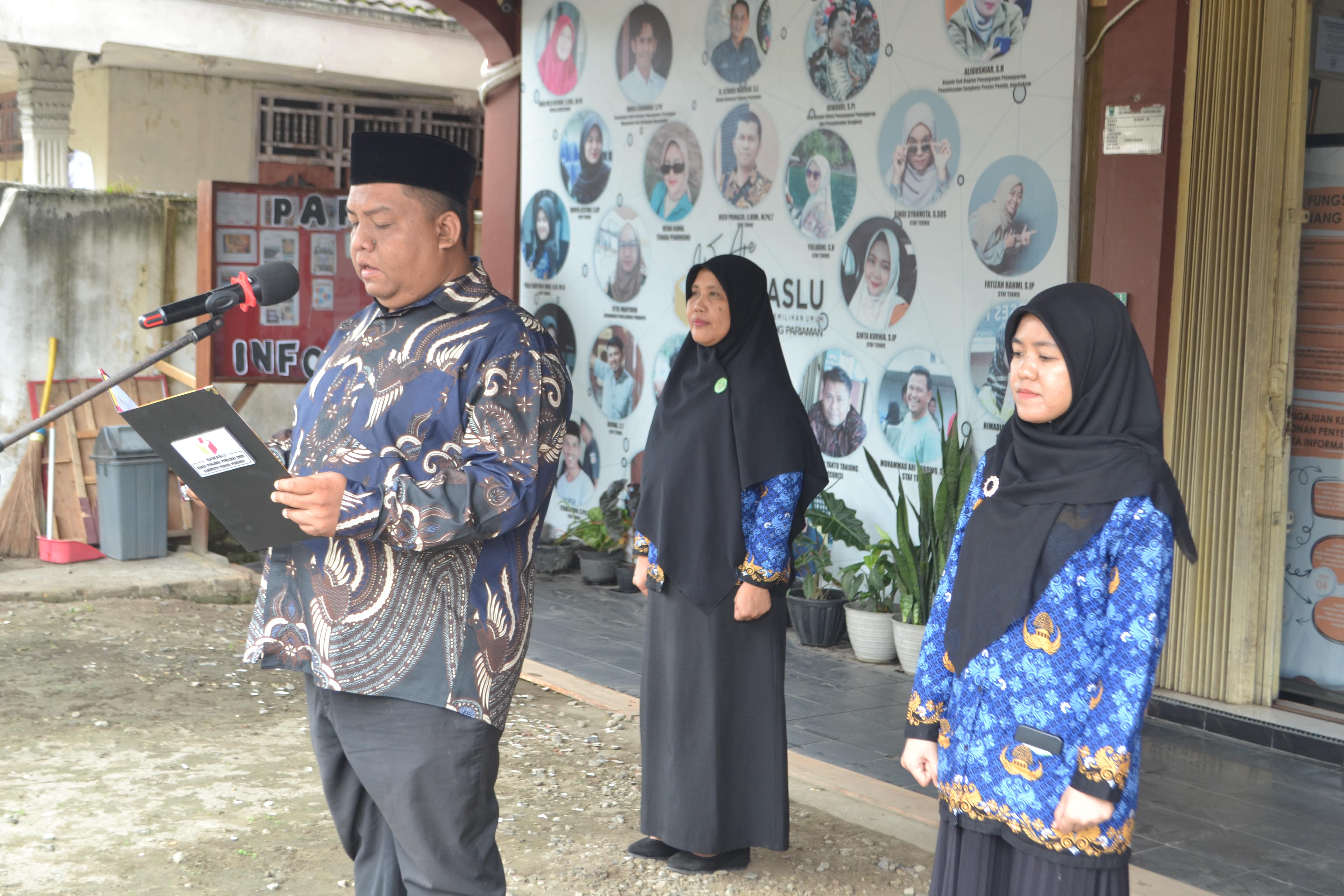 Anggota Bawaslu Padang Pariaman,Irwandi saat Menjadi Pembina Upacara Peringatan hari Pahlawan