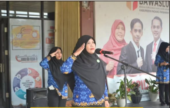 Kepala Sekretariat, Baiq Nila Ulfaini Saat Menjadi Pembina Uoacara HUT KORPRI KE-54