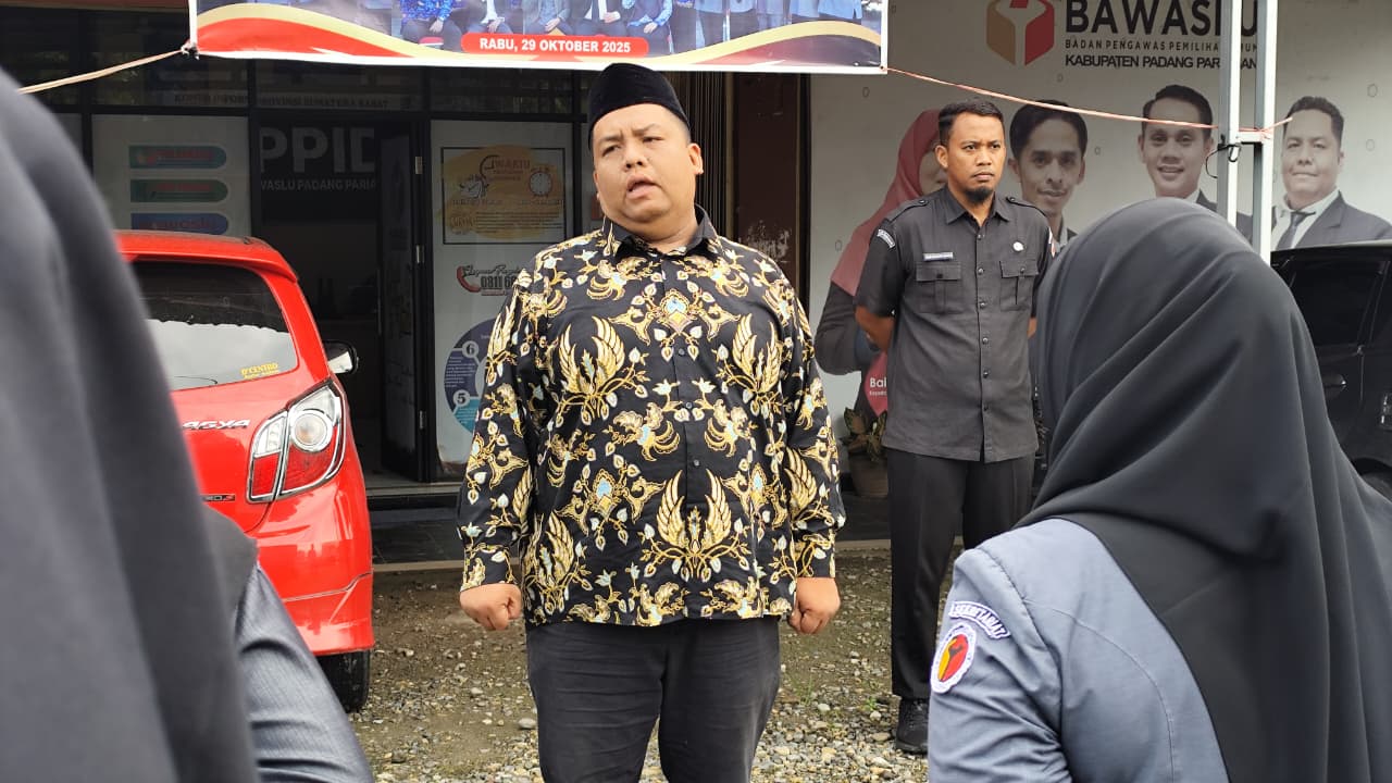 Irwandi saat pimpin apel rutin Bawaslu Padang Pariaman, 15/12/2025