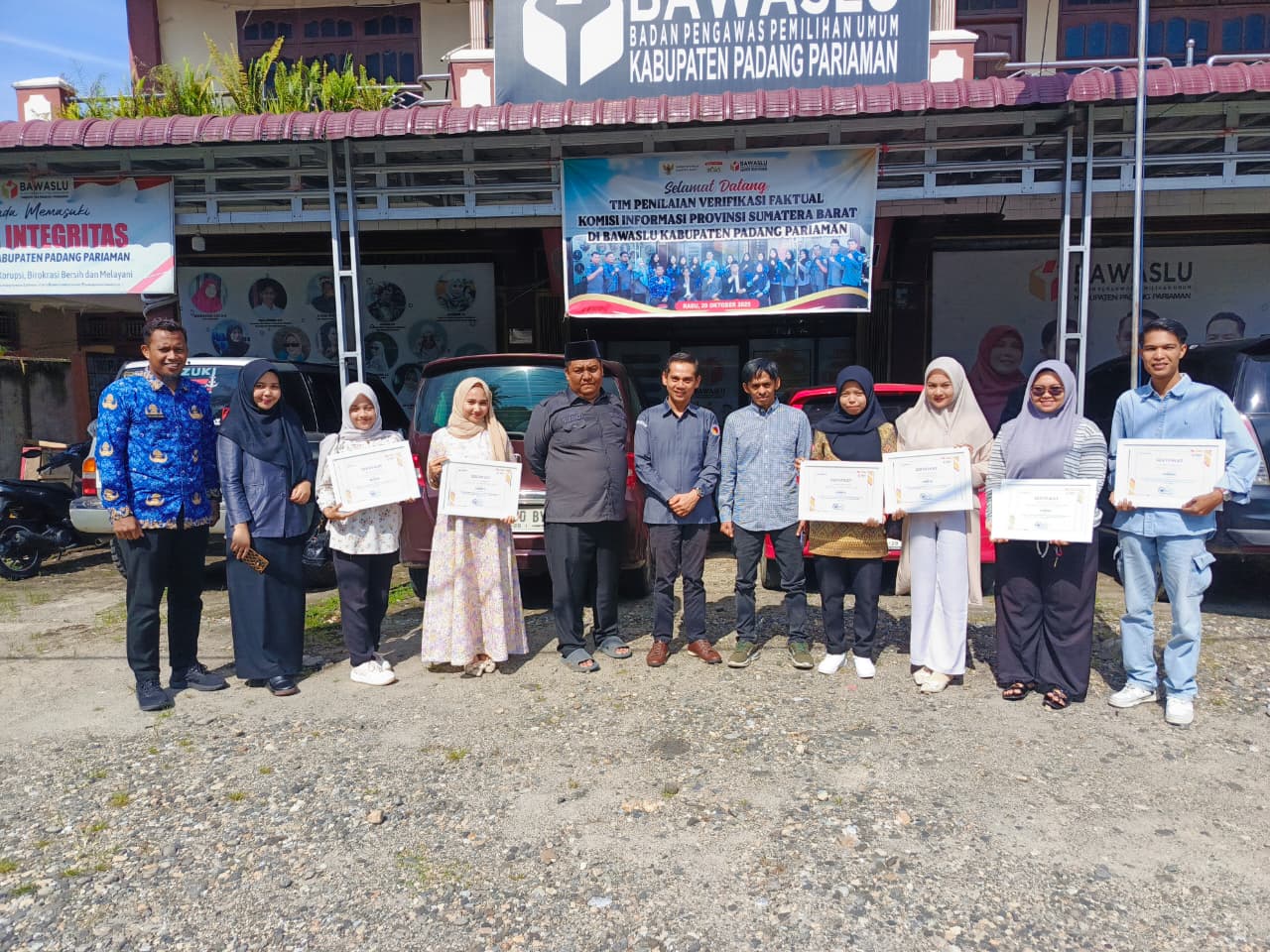 Foto Bersama Setelah Penutupan acara P2P di Kantor Bawaslu Padang Pariaman pada Senin, 22/12/2025.