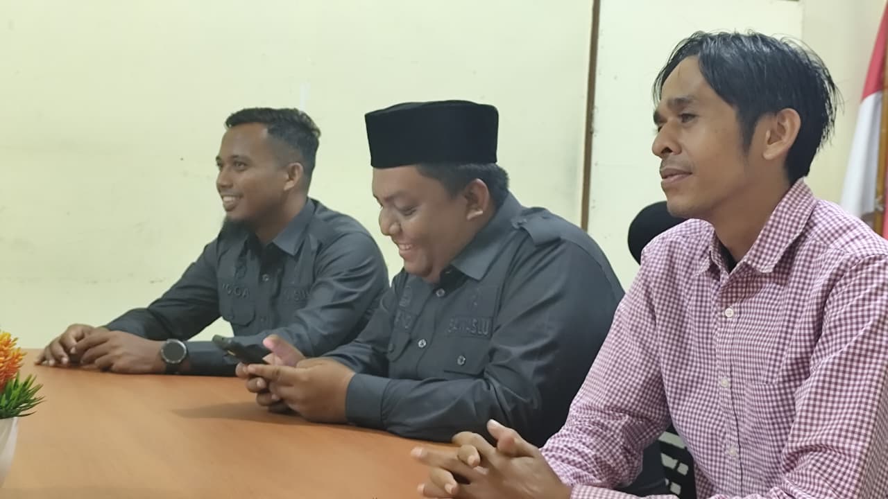 Koordinator Divisi HPPh, Indra Gunawaan dan Koordinator Divisi PPPS, Irwandi beserta Kasubag Pengawasan Pemilu dan Humas, Yoga Tri Rizki Ananda saat diskusi internal Bawaslu Padang Pariaman