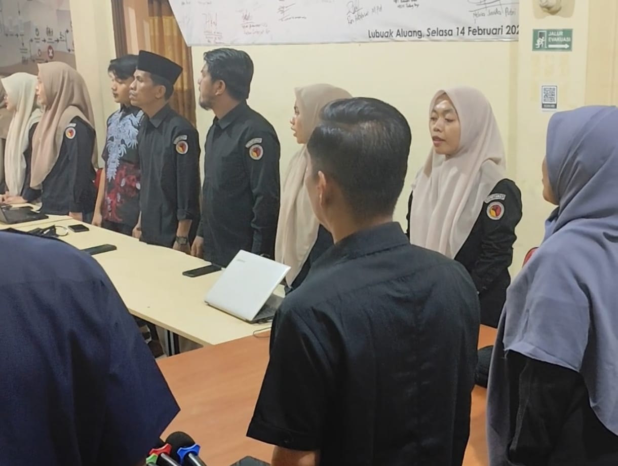 Ketua Bawaslu Padang Pariaman, Azwar Mardin bersama jajaran sekretariat saat menyanyikan Lagu Nasional. pada Selasa, 13/1/2025