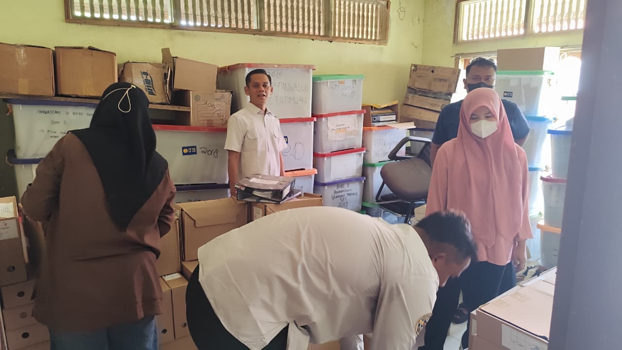 Penataan arsip di Bawaslu Padang Pariaman, Kamis, 14/01/2025