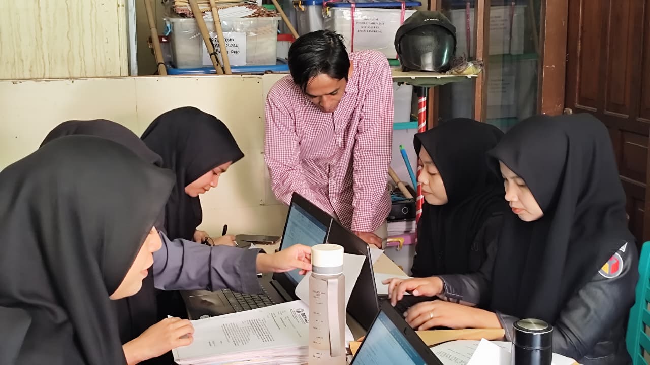 Anggota Bawaslu Padang Pariaman, Indra Gunawan Saat Memantau Kegiatan Penyusunan DAUM , Senin (19/1)