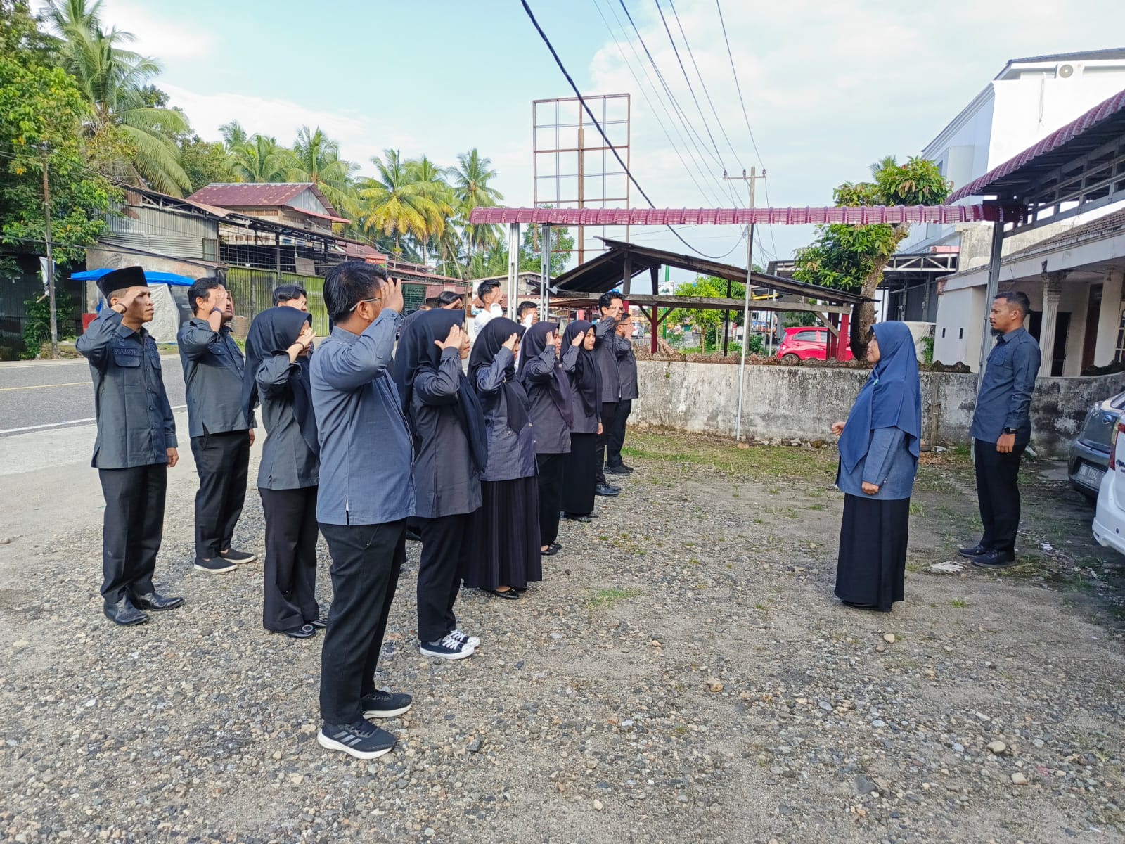  Apel pagi pada Senin, 2 Februari 2026, bertempat di halaman Kantor Bawaslu Kabupaten Padang Pariaman.