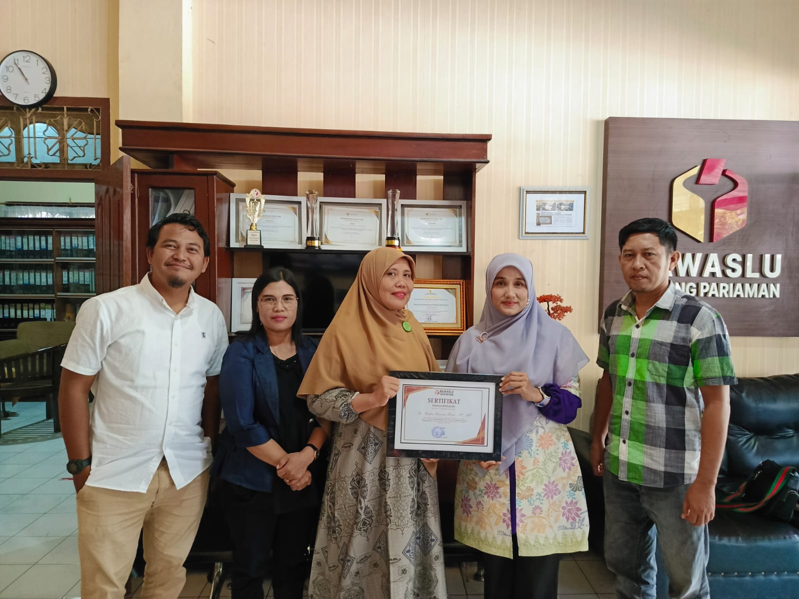 Podcast Bacarito Pengawasan, Bawaslu Kabupaten Padang Pariaman kembali menegaskan komitmennya dalam membangun demokrasi