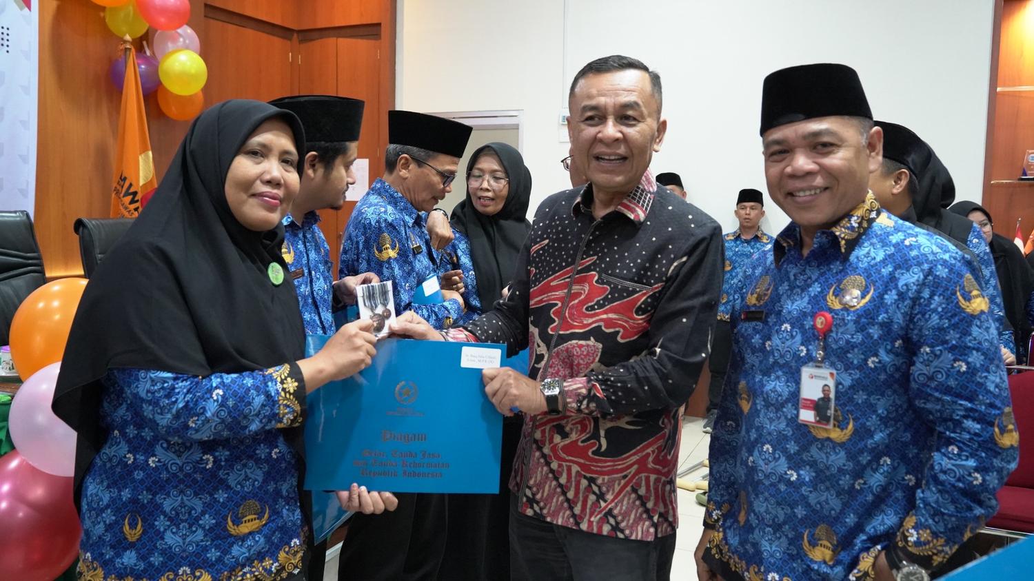 Apresiasi Dedikasi, Kepala Sekretariat Bawaslu Padang Pariaman Terima Satyalancana Karya Satya