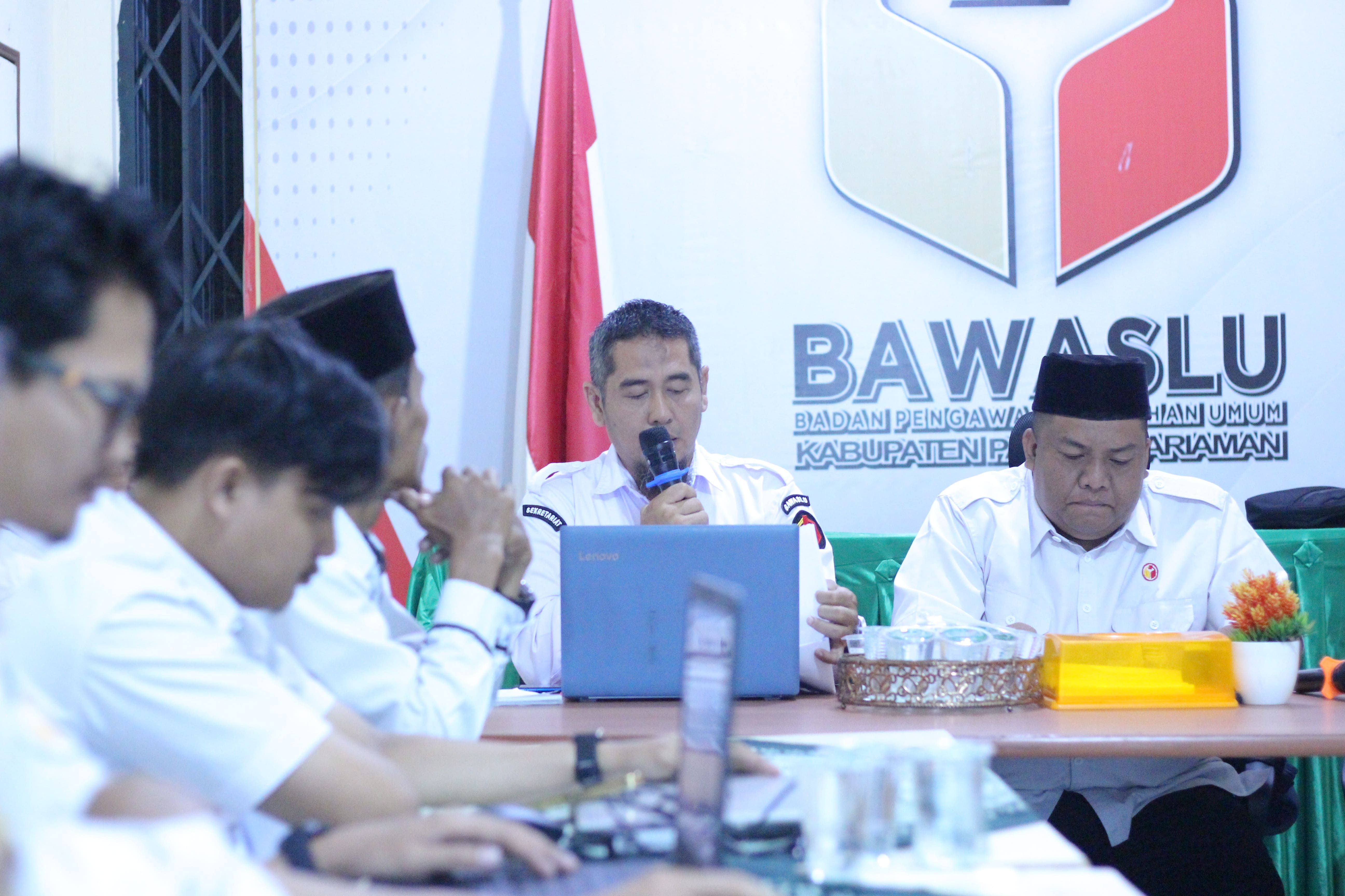 Bawaslu Padang Pariaman Gelar Rapat Evaluasi, Tekankan Disiplin dan Adaptasi Jam Kerja Baru