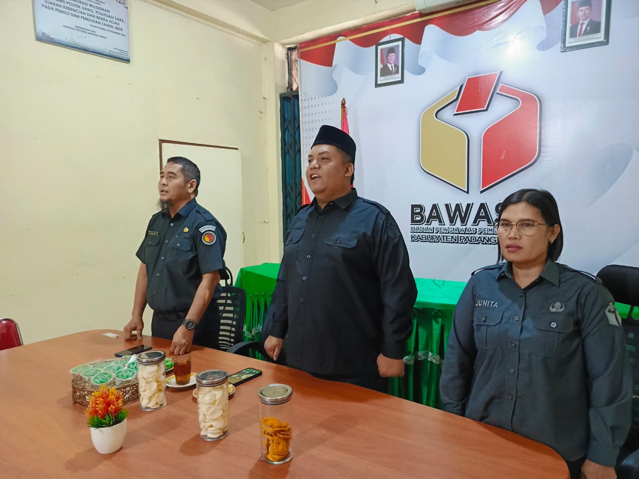 Bawaslu Padang Pariaman Tingkatkan Rasa Nasionalisme Melalui Lagu Wajib Nasional 
