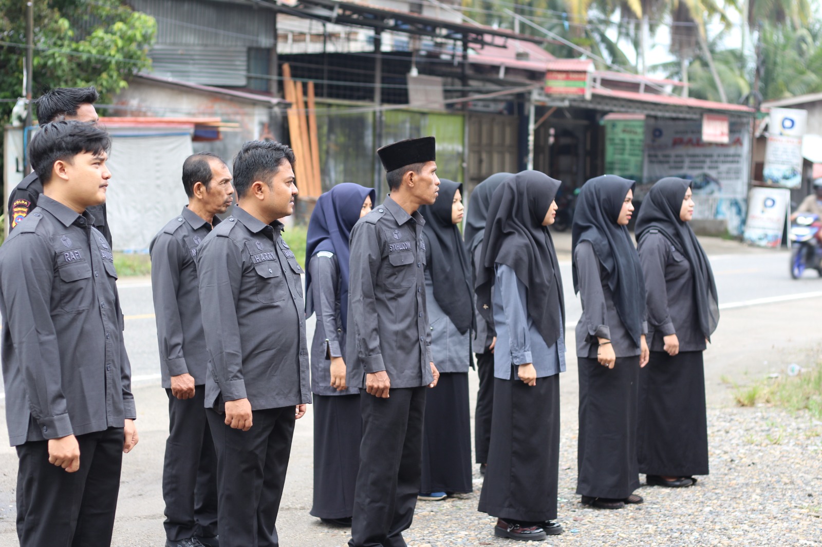 pelaksanaan apel rutin mingguan sekretariat bawaslu padang pariaman