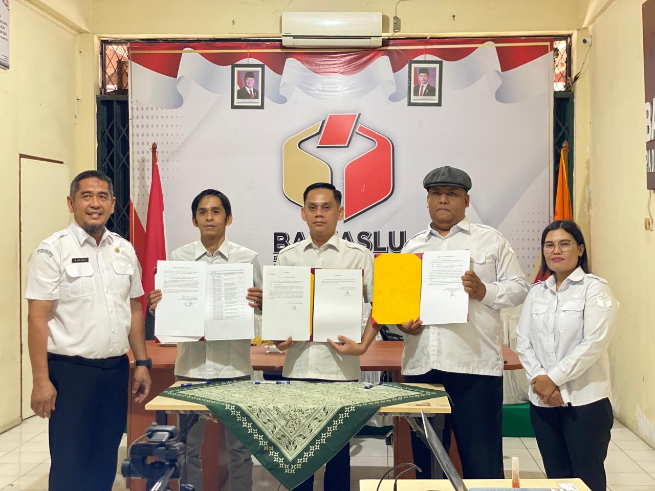 Bawaslu Kabupaten Padang Pariaman Tanda Tangani Pernyataan Kinerja