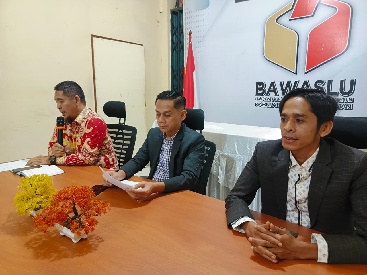 Persiapan pelaksanaan peringatan Hari Kemardekaan RI ke-81 di ruang rapat Kantor Bawaslu Padang Pariaman 