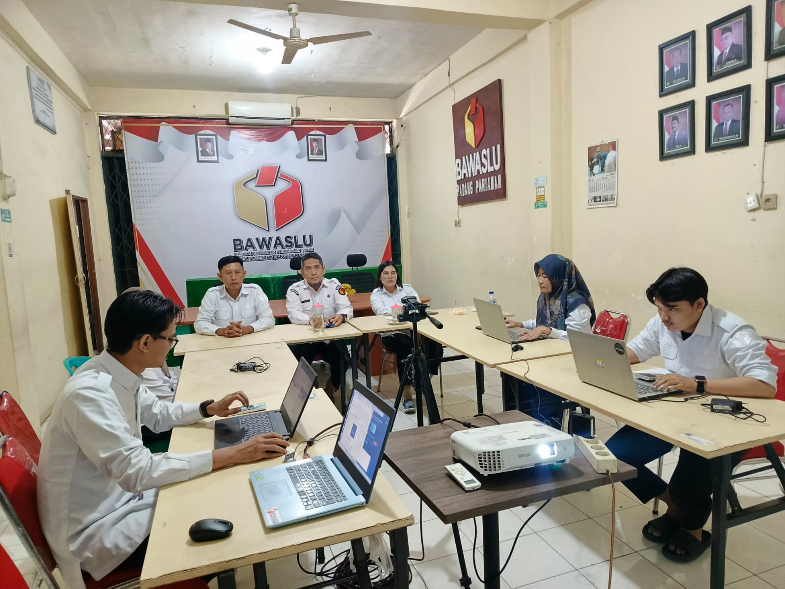 Bawaslu Padang Pariaman Ikuti Zoom Pembinaan dan Pemantauan Pertanggungjawaban Dana Hibah