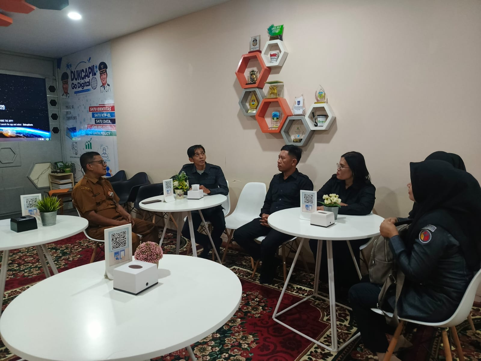 kegiatan koordinasi pemutakhiran data pemilih berkelanjutan yang dilakukan oleh Bawaslu Padang Pariaman dan KPU Padang Pariaman ke Dinas Pendudukan dan Pencatatan Sipil Padang Pariaman