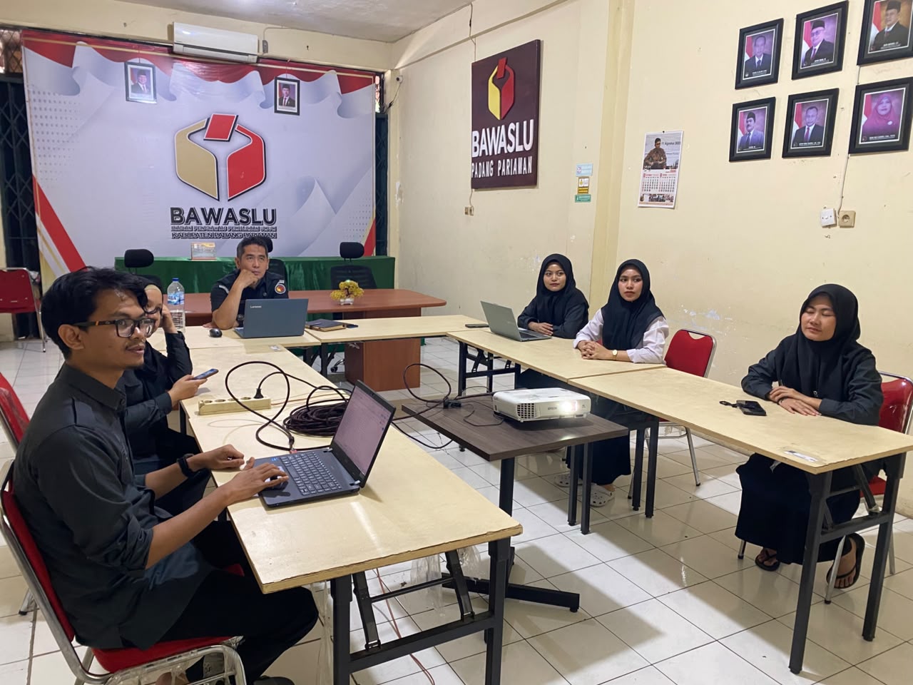 pelaksanaan diskusi Tim Penilai PIPK Bawaslu Padang Pariaman