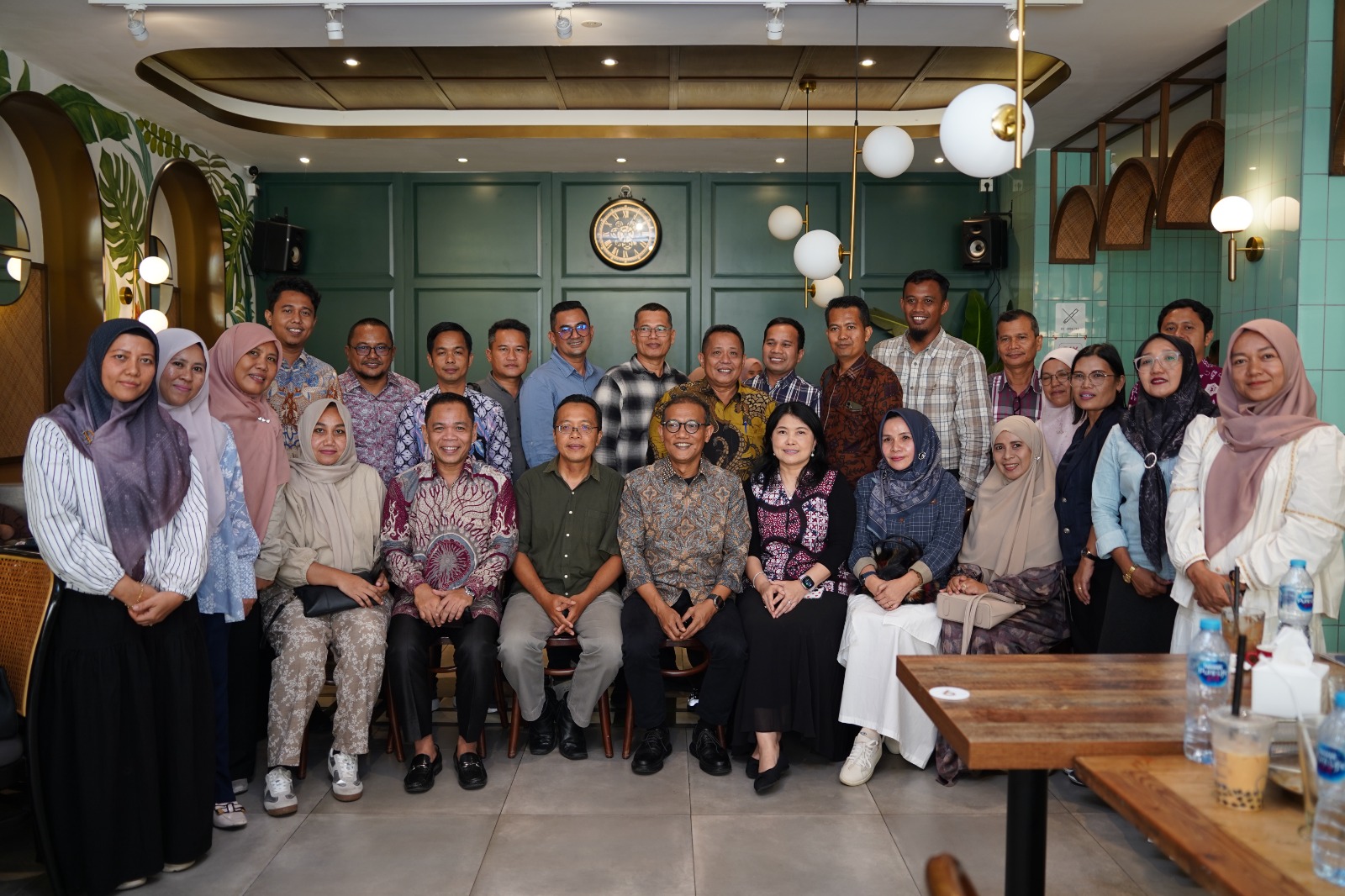 Sekretaris Jenderal Bawaslu Republik Indonesia, Ferdinand Eskol Tiar Sirait berdisukusi bersama Kasek dan Korsek Bawaslu Kabupaten/kota se Provinsi Sumatera Barat