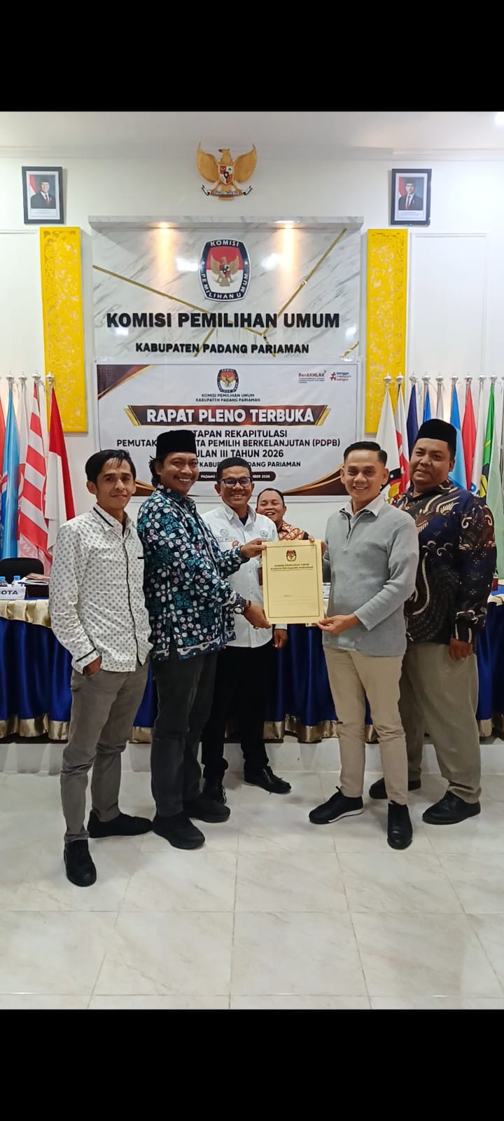 proses serah terima berita acara hasil pelaksanaan pleno PDPB Triwulan III Tahun 2026 di Kantor KPU Padang Pariaman 