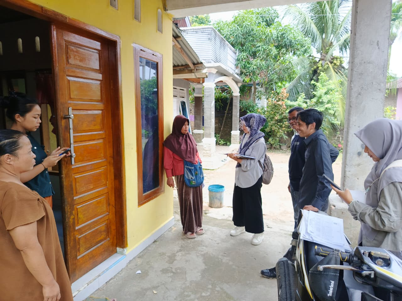 Anggota Badan Pengawas Pemilihan Umum (Bawaslu) Kabupaten Padang Pariaman melaksanakan kegiatan uji petik di Padang Pariaman, Senin.(13/10)