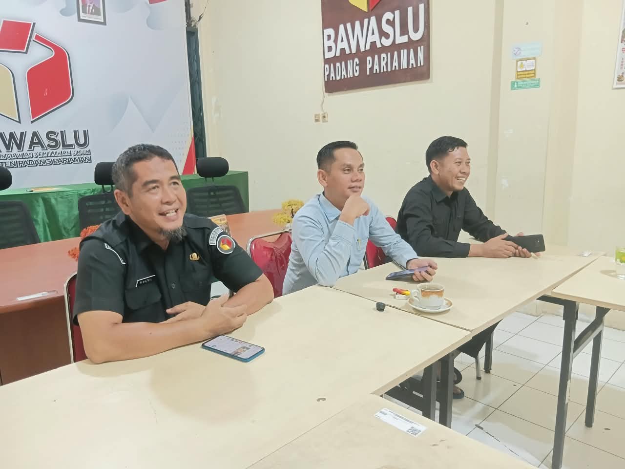 Ketua dan Kepala Subbagian Badan Pengawas Pemilihan Umum (Bawaslu) Kabupaten Padang Pariaman, mengikuti kegiatan diskusi SEPAKAT melalui media zoom meeting di ruang rapat Bawaslu Padang Pariaman, Senin.(12/10)