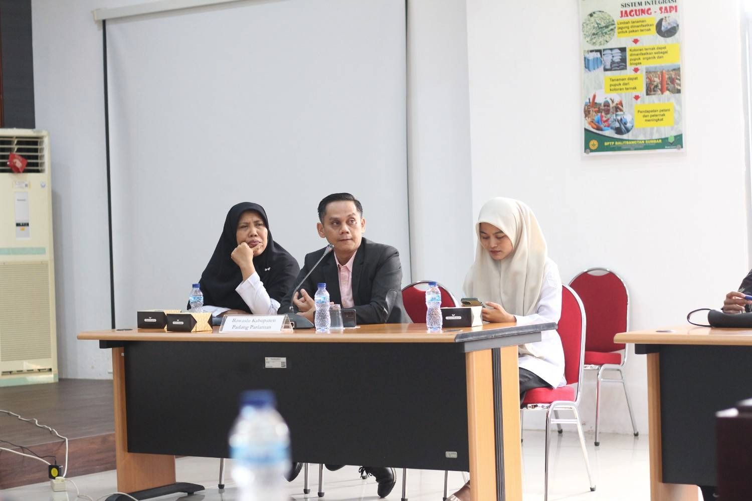 Ketua Badan Pengawas Pemilihan Umum (Bawaslu) Kabupaten Padang Pariaman memaparkan strategi, komitmen, serta inovasi pada kegiatan presentasi badan publik dihadapan Komisi Informasi Sumatera Barat di Gedung BRMP Sumatera Barat , Rabu.(14/10)