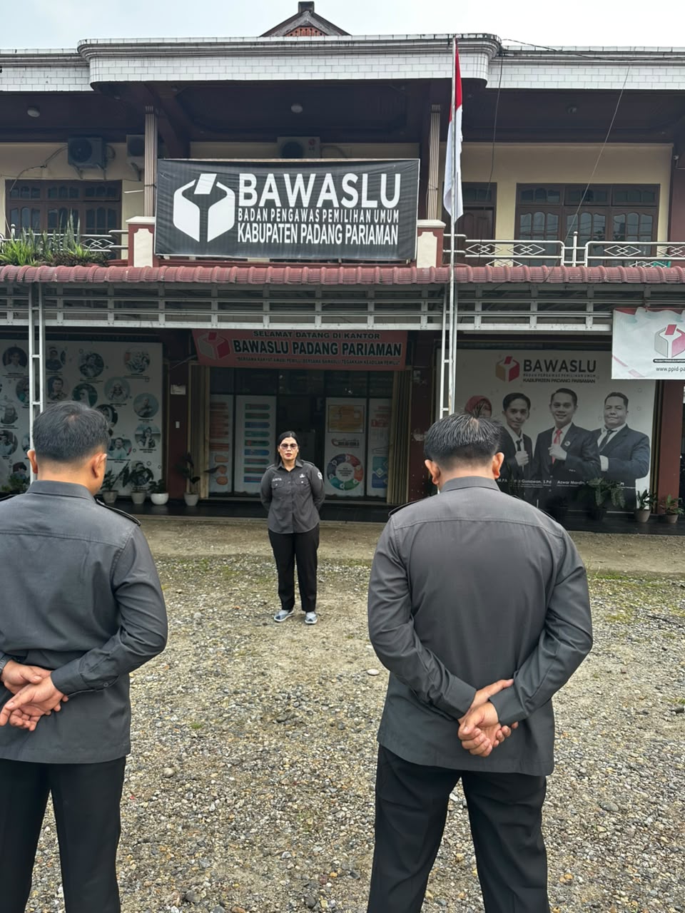 Kepala Subbagian Pengawasan dan Humas Badan Pengawas Pemilihan Umum (Bawaslu) Kabupaten Padang Pariaman memimpin pelaksanaan apel mingguan di halaman Kantor Bawaslu Padang Pariaman, Senin.(19/10)